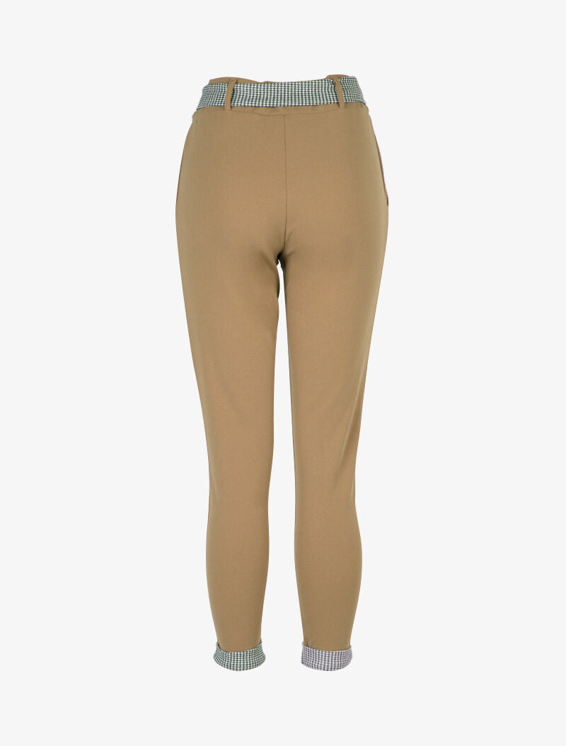 Pantalón 7/8 con dobladillos de pata de gallo. - Topo