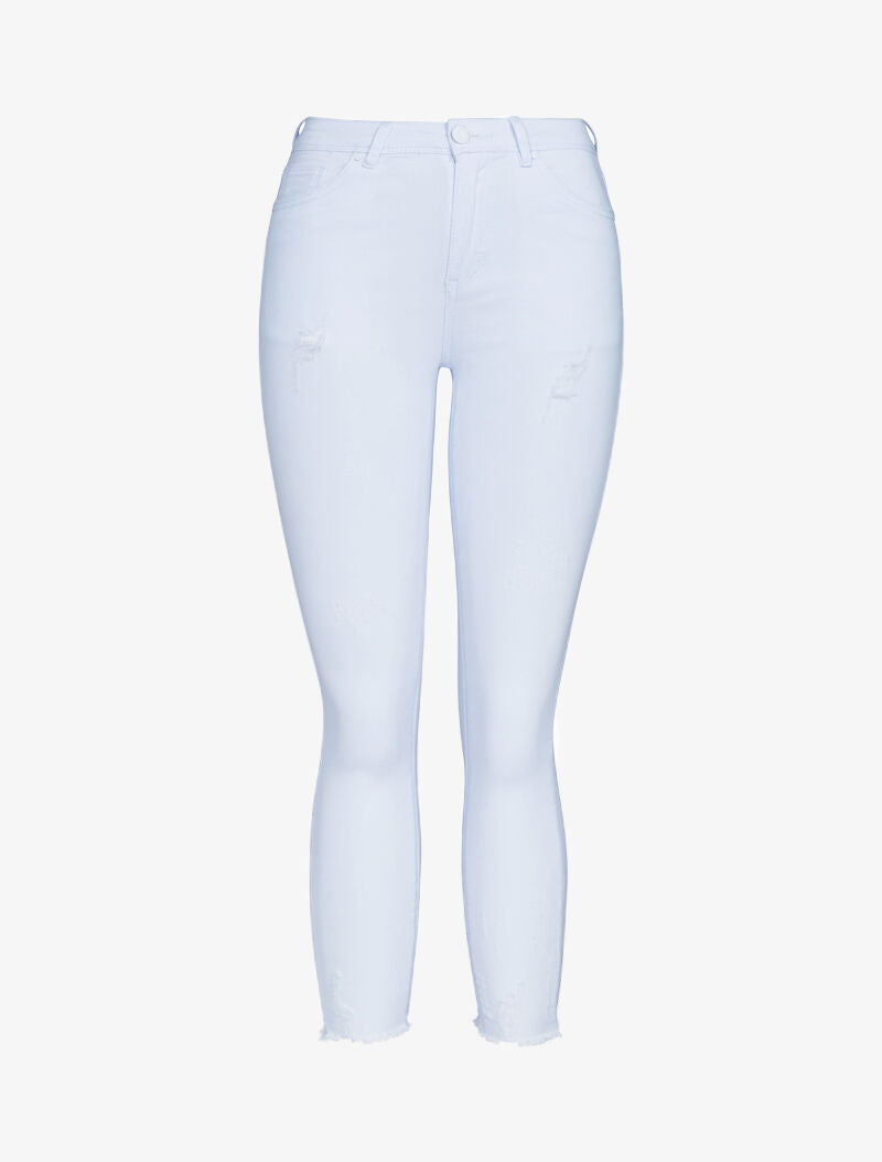 Jean 7/8 con detalles de desgaste y bordes deshilachados. - blanco