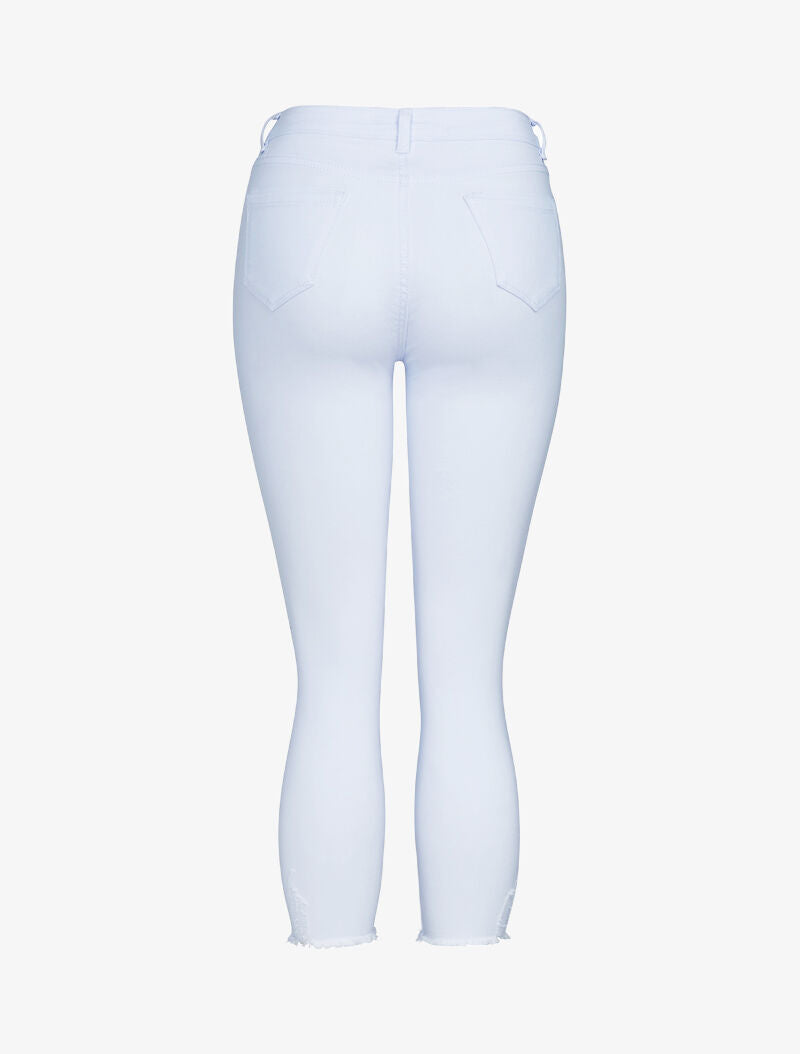 Jean 7/8 con detalles de desgaste y bordes deshilachados. - blanco