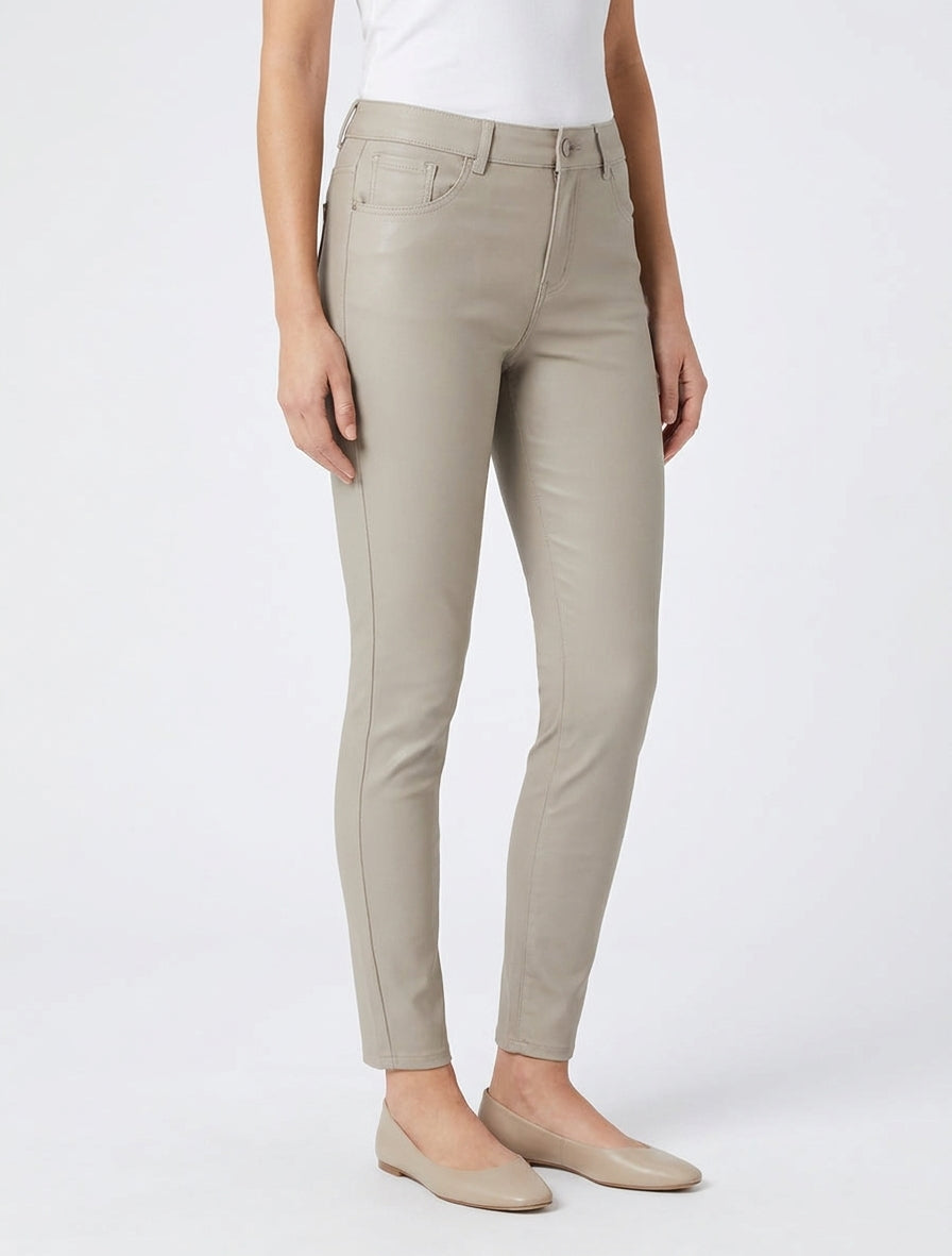 Pantalón slim de efecto revestido en símil. - Beis