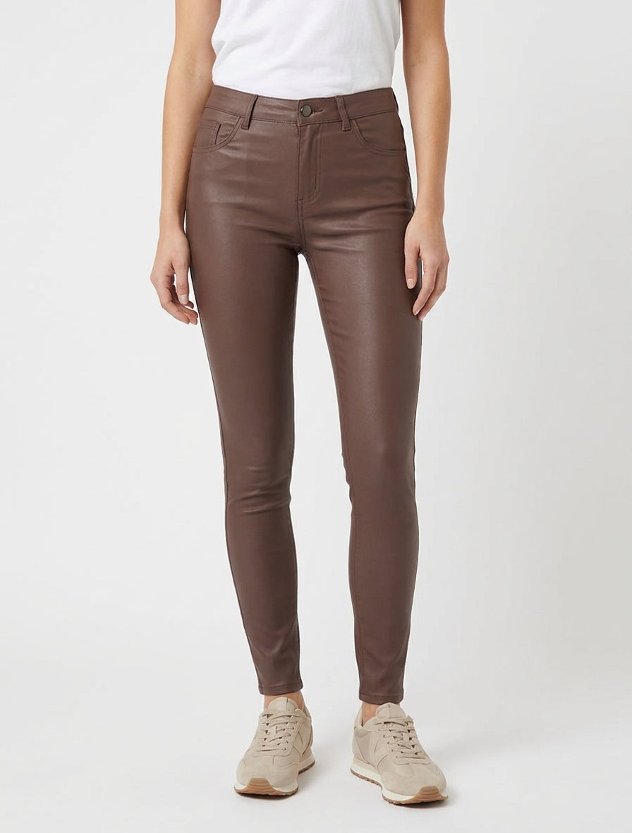 Pantalón slim de efecto revestido en símil. - Marrón