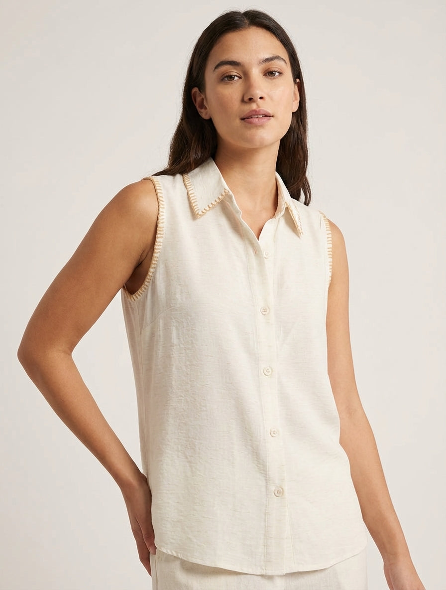 Blusa lisa sin mangas abotonada - Crema