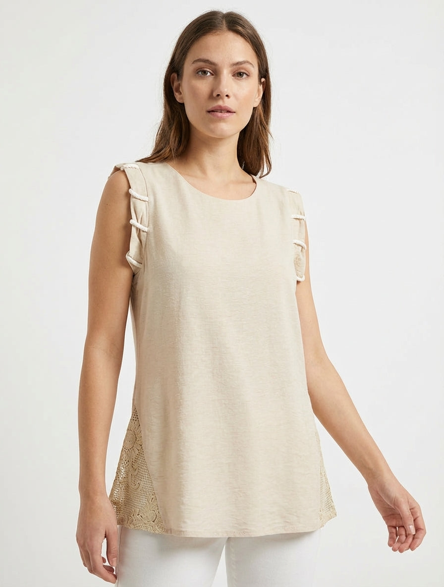 Top liso con detalle de efecto cuerdas y bordados calados. - Beis