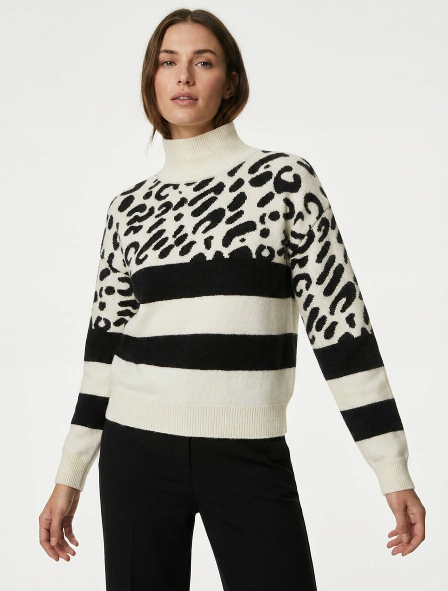 Suéter estampado de leopardo y rayas con cuello alto - Crema