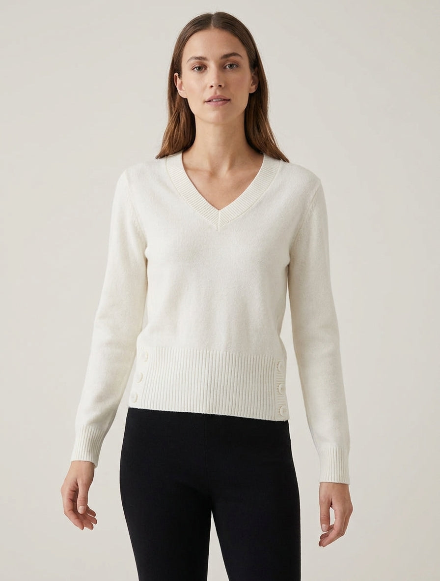 Jersey recto con cuello en V y botones decorativos. - Blanco