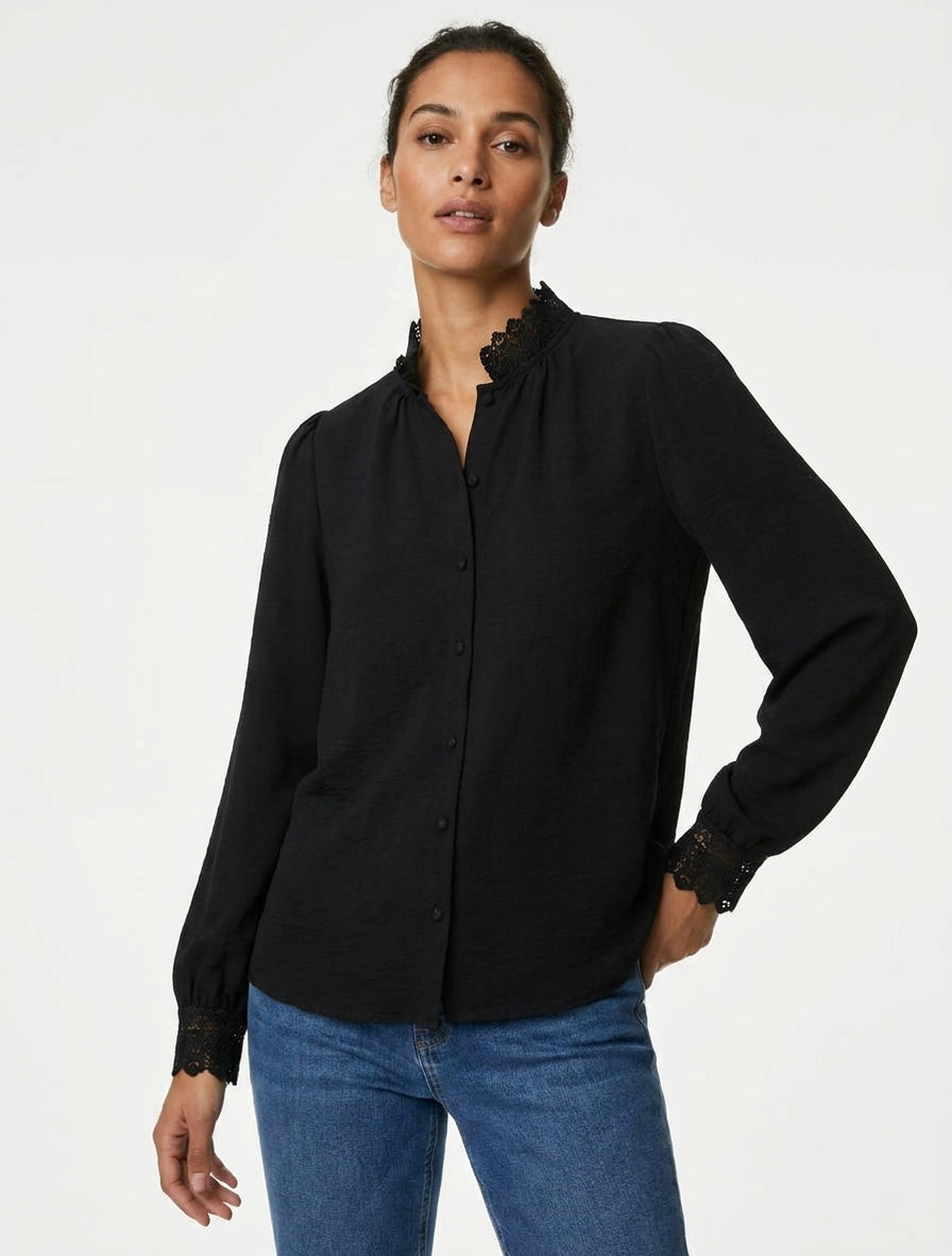 Blusa fluida con cuello mao de encaje - Negro