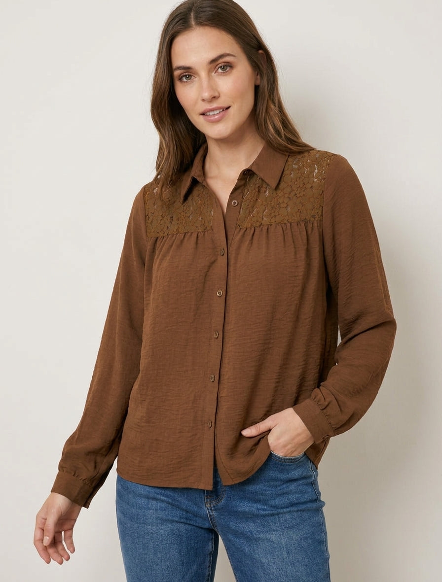 Blusa fluida con encaje. - Camello oscuro