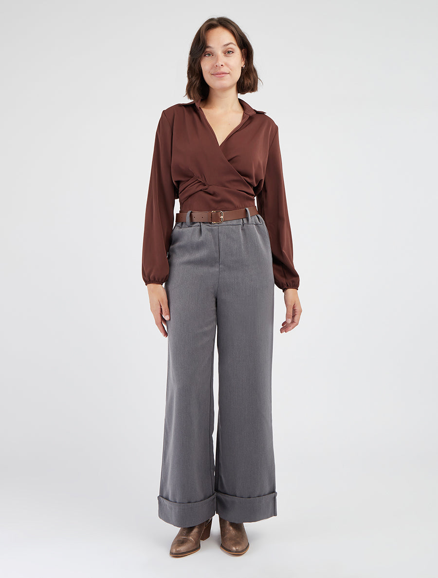 Crop top cruzado liso y satinado - Marrón