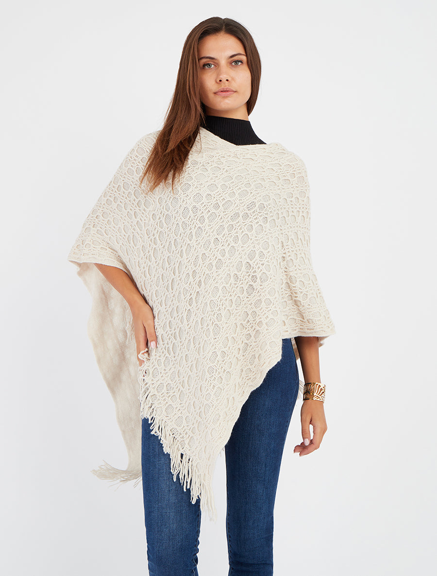 Poncho asimétrico liso con flecos - Beis