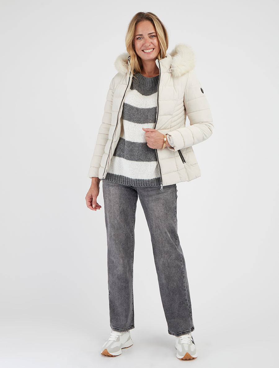 Chaqueta acolchada recta con capucha de piel sintética. - Crudo