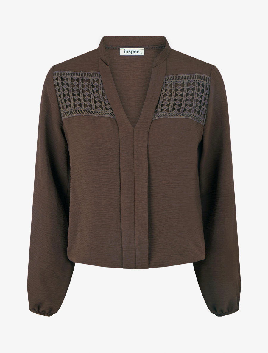 Blusa fluida corte globo con detalle de crochet - Marrón