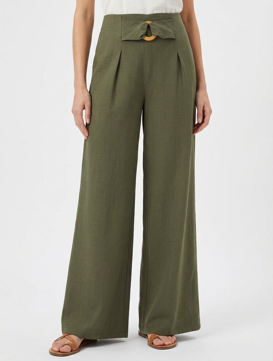 Pantalón ancho de talle alto con hebilla decorativa. - Caqui