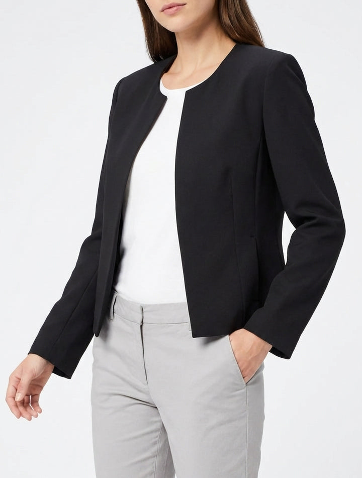 Chaqueta recta con cuello redondo y hombreras. - Negro