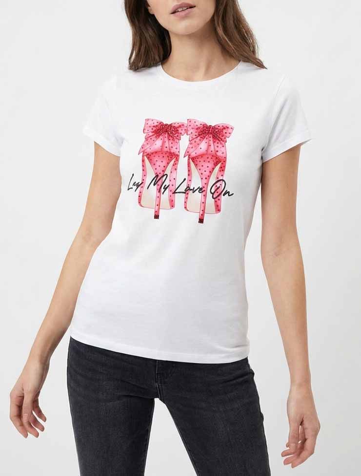 Camiseta con strass y diseño de stiletto. - Blanco
