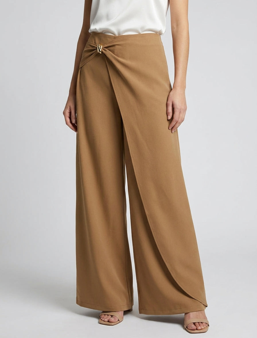 Pantalón holgado con panel y joya metálica - Camello