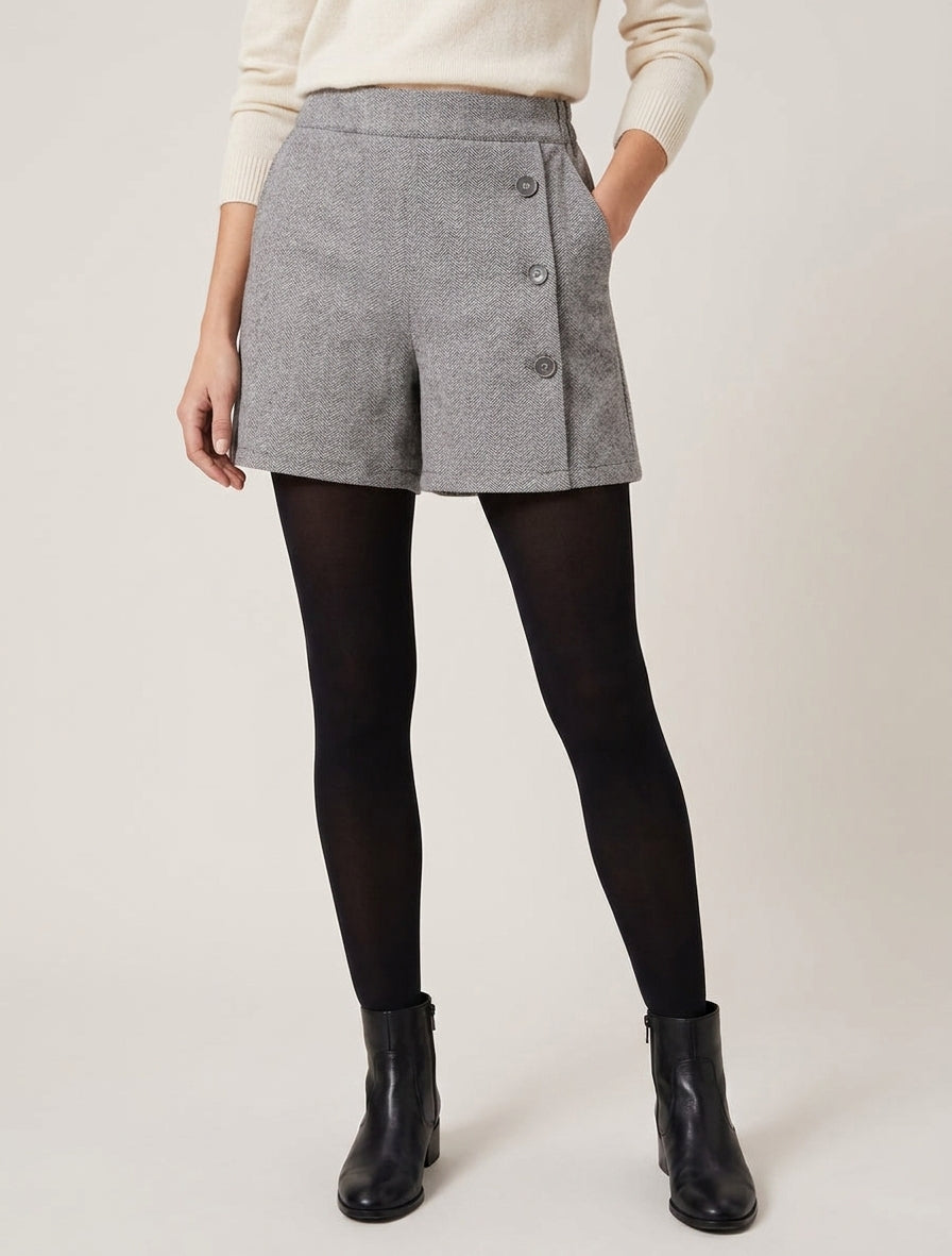 Pantalones cortos de fieltro de talle alto con botones decorativos. - Gris