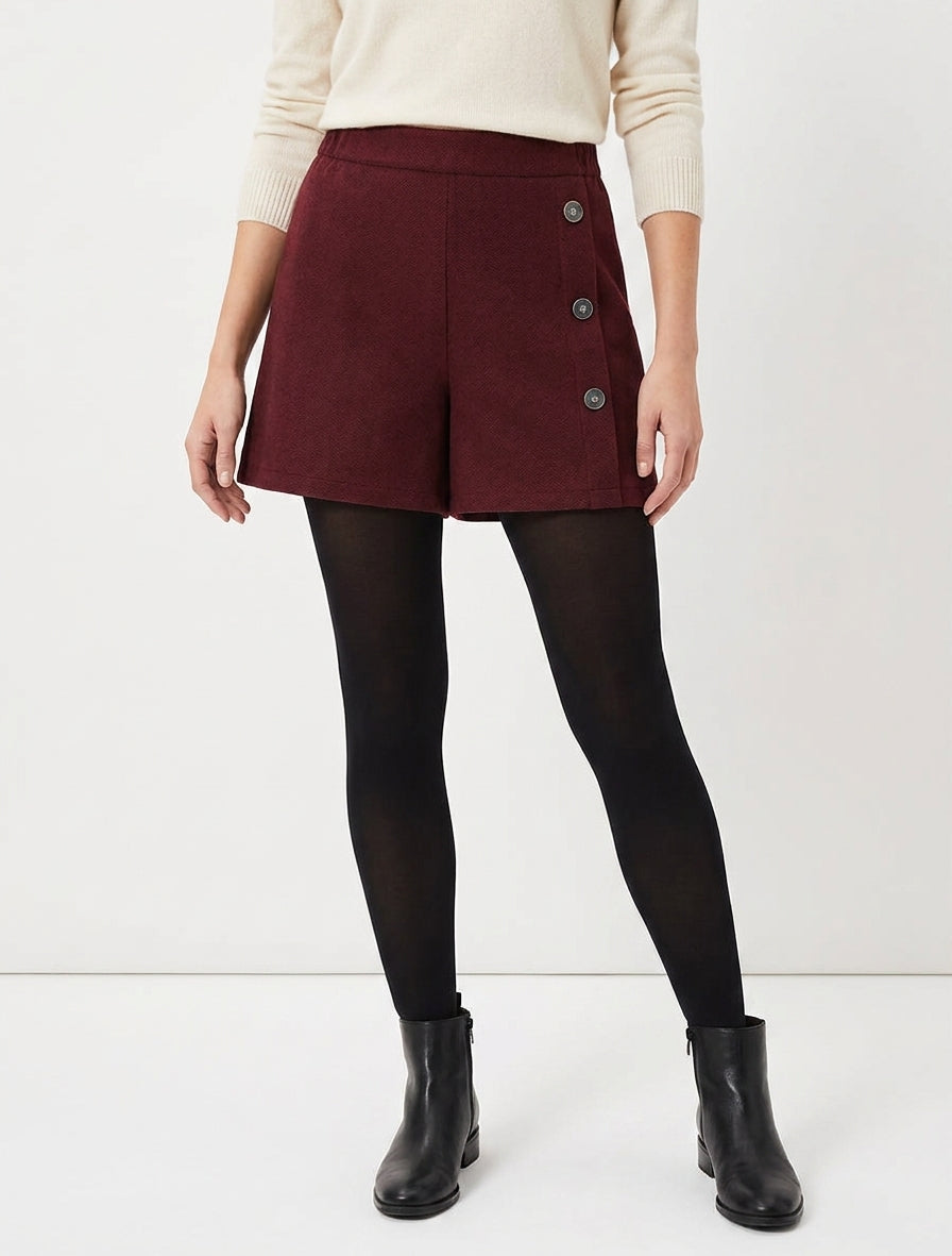 Pantalones cortos de fieltro de talle alto con botones decorativos. - Burdeos