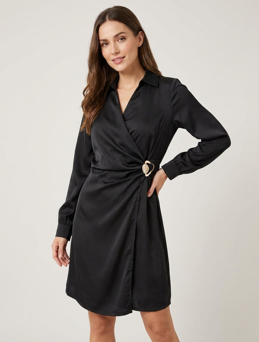 Vestido cruzado de satén con mangas largas y joya - Negro