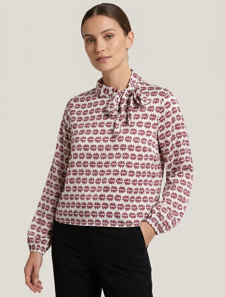 Top de satén con cuello de lazo y estampado gráfico - Color vino