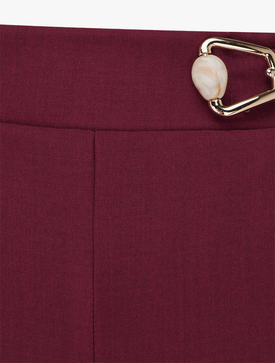 Pantalón ancho de talle alto con adorno de fantasía. - Color vino