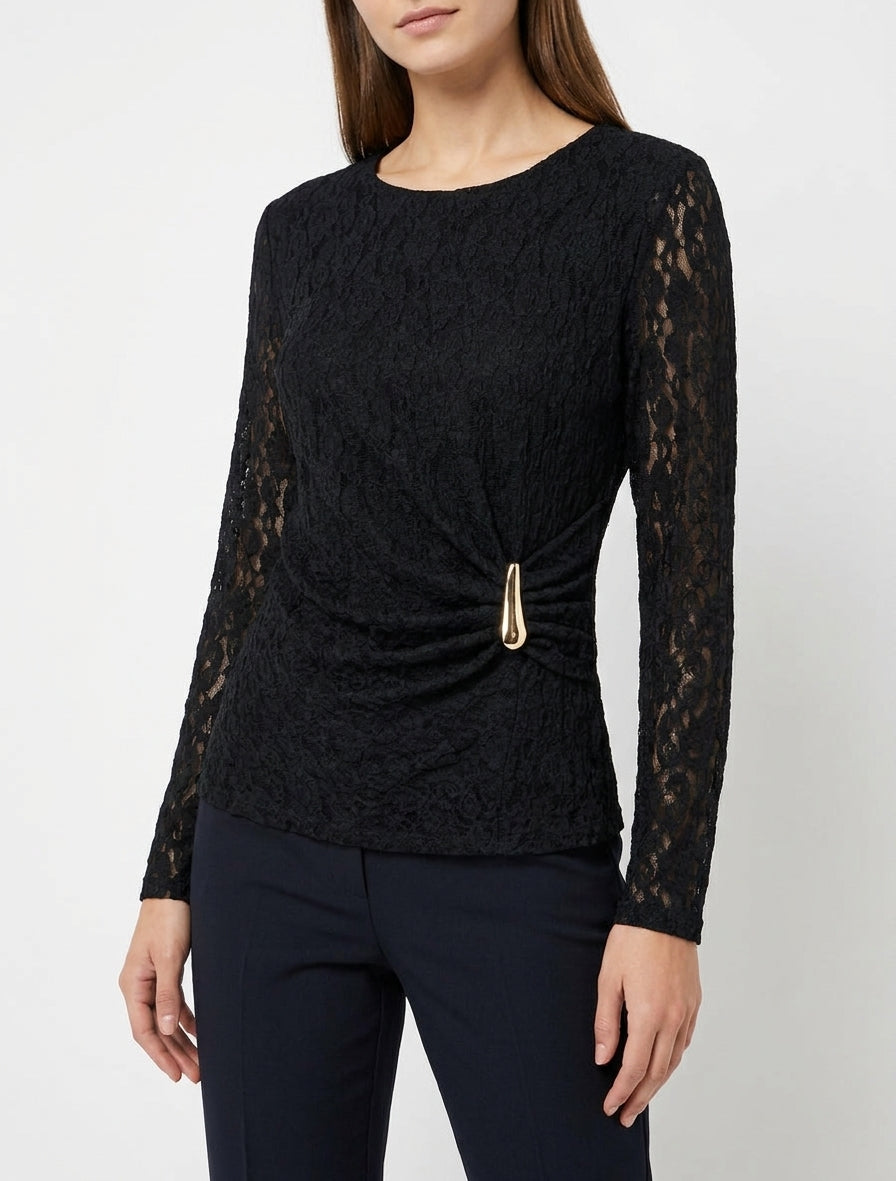 Top de encaje con efecto drapeado y adorno de metal. - Negro