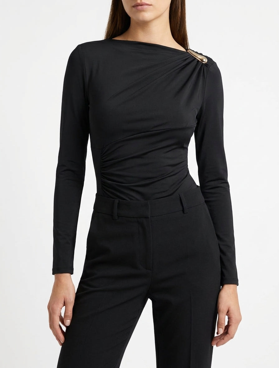 Body satinado con cuello asimétrico y joya - Negro