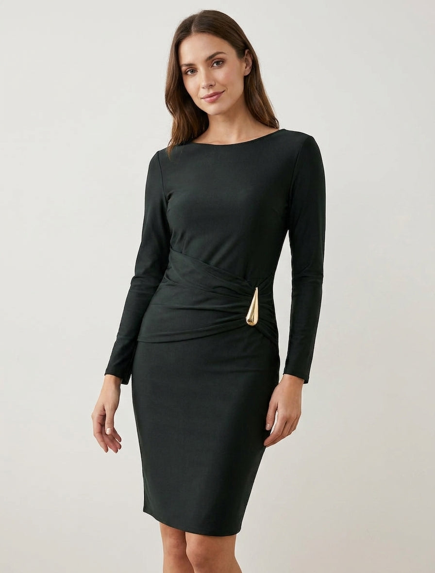 Vestido midi con adorno de metal. - Negro