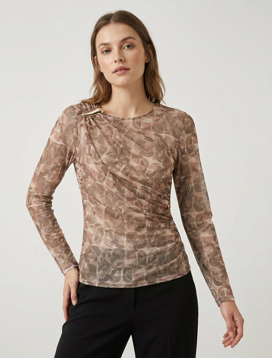 Top de tul transparente con estampado abstracto y aplicación de joya. - Beis