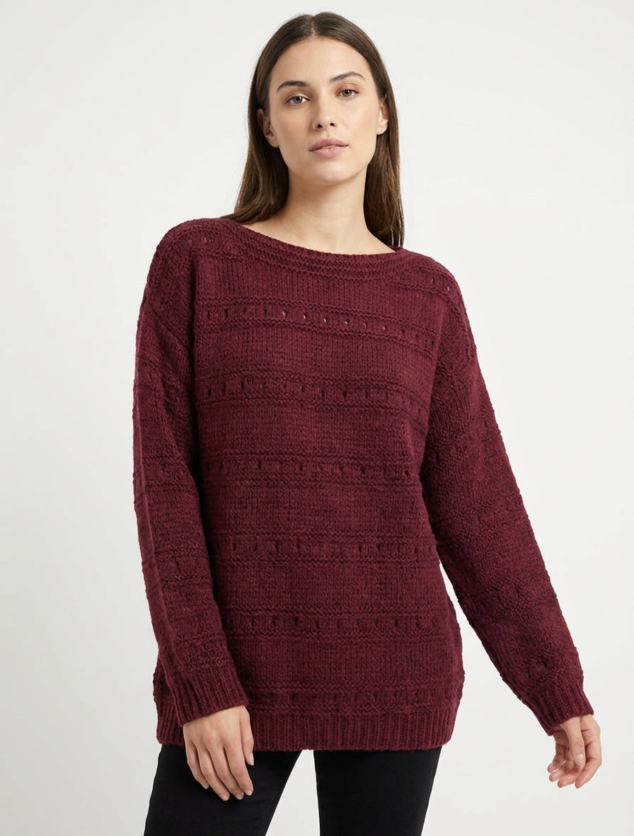 Jersey holgado con cuello barco en punto fantasía. - Color vino