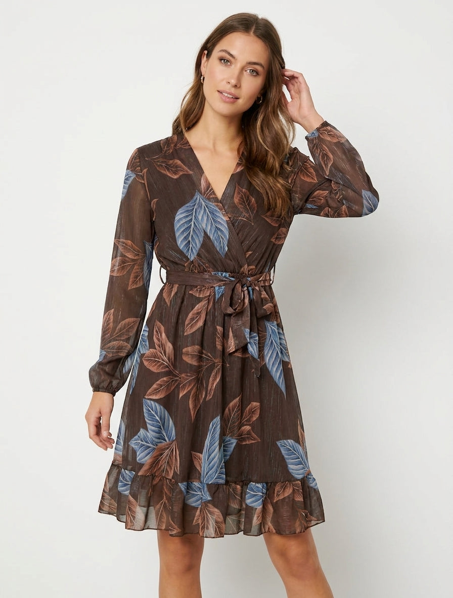 Vestido irisado con estampado de hojas y bordes con volantes. - Marrón