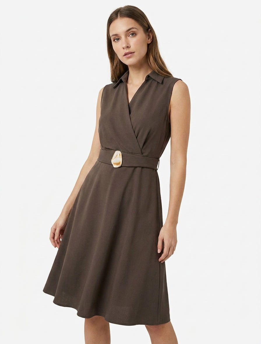 Vestido skater sin mangas con cinturón de joya - Marrón