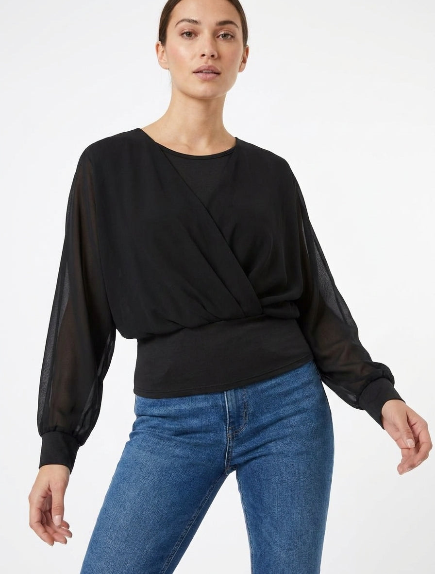 Top con mangas estilo murciélago y paneles cruzados. - Negro
