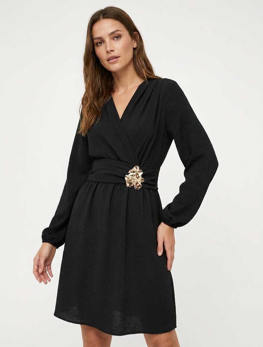 Vestido con cuello cruzado y joya martillada - Negro