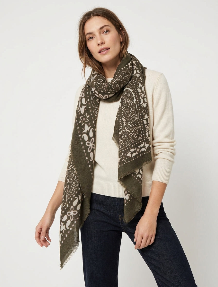 Bufanda rectangular con estampado de bandana - Caqui