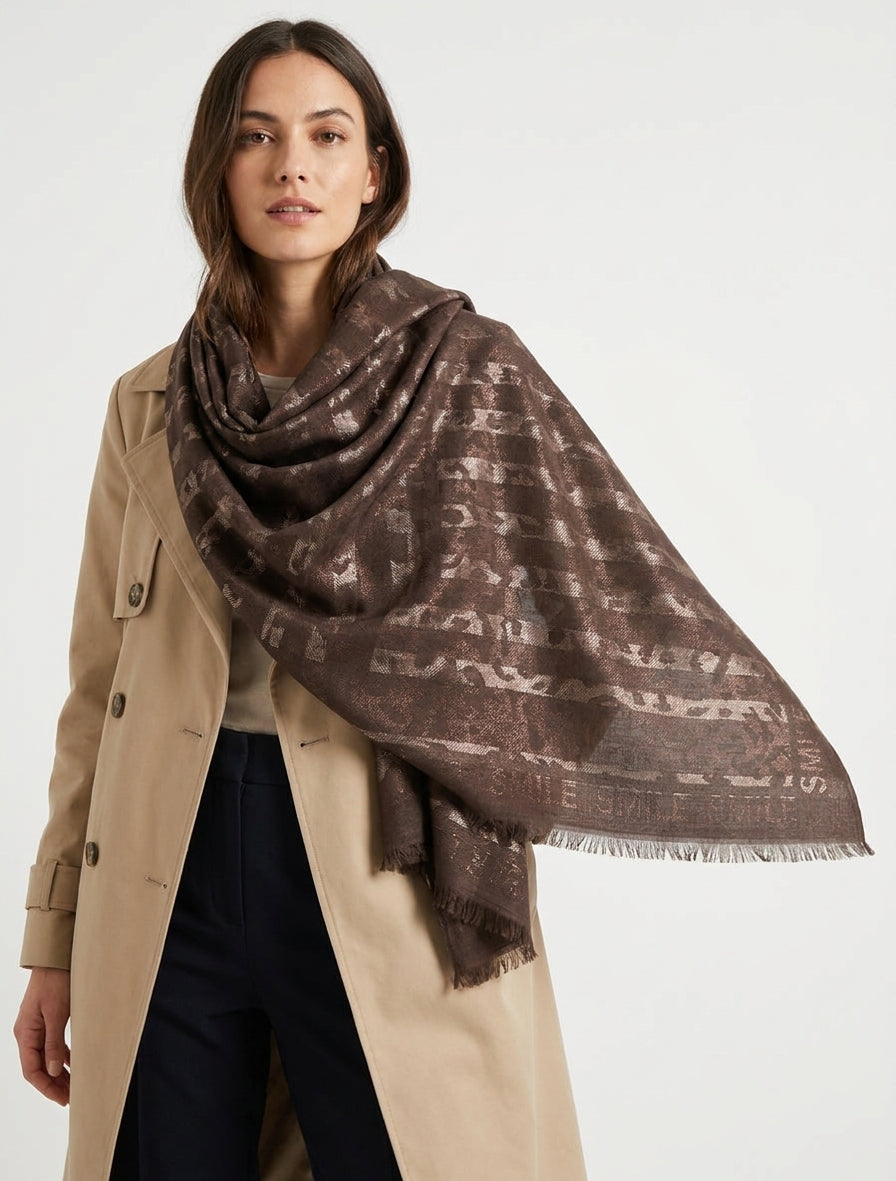 Bufanda rectangular irisada con estampado de leopardo. - Marrón