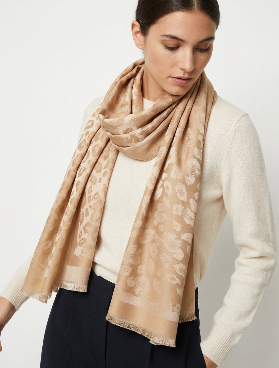 Bufanda rectangular satinada con estampado de leopardo - Camello