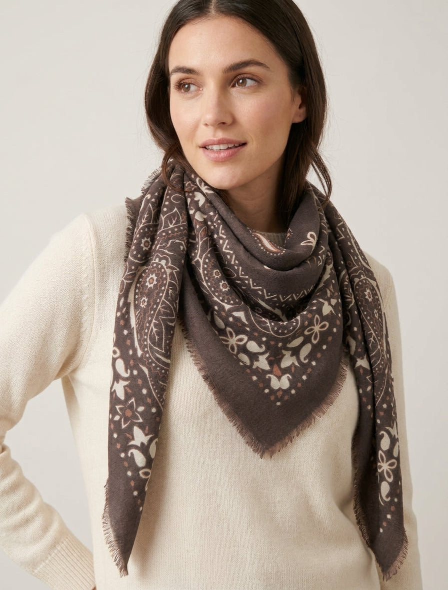 Pañuelo estampado paisley con bordes deshilachados - Marrón
