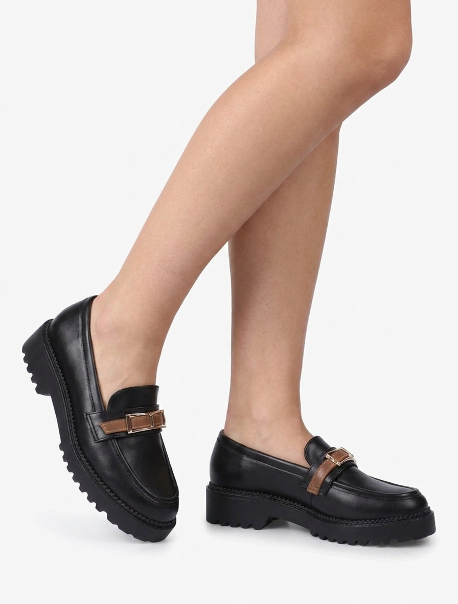 Mocasines con suela dentada y hebilla metálica. - Negro