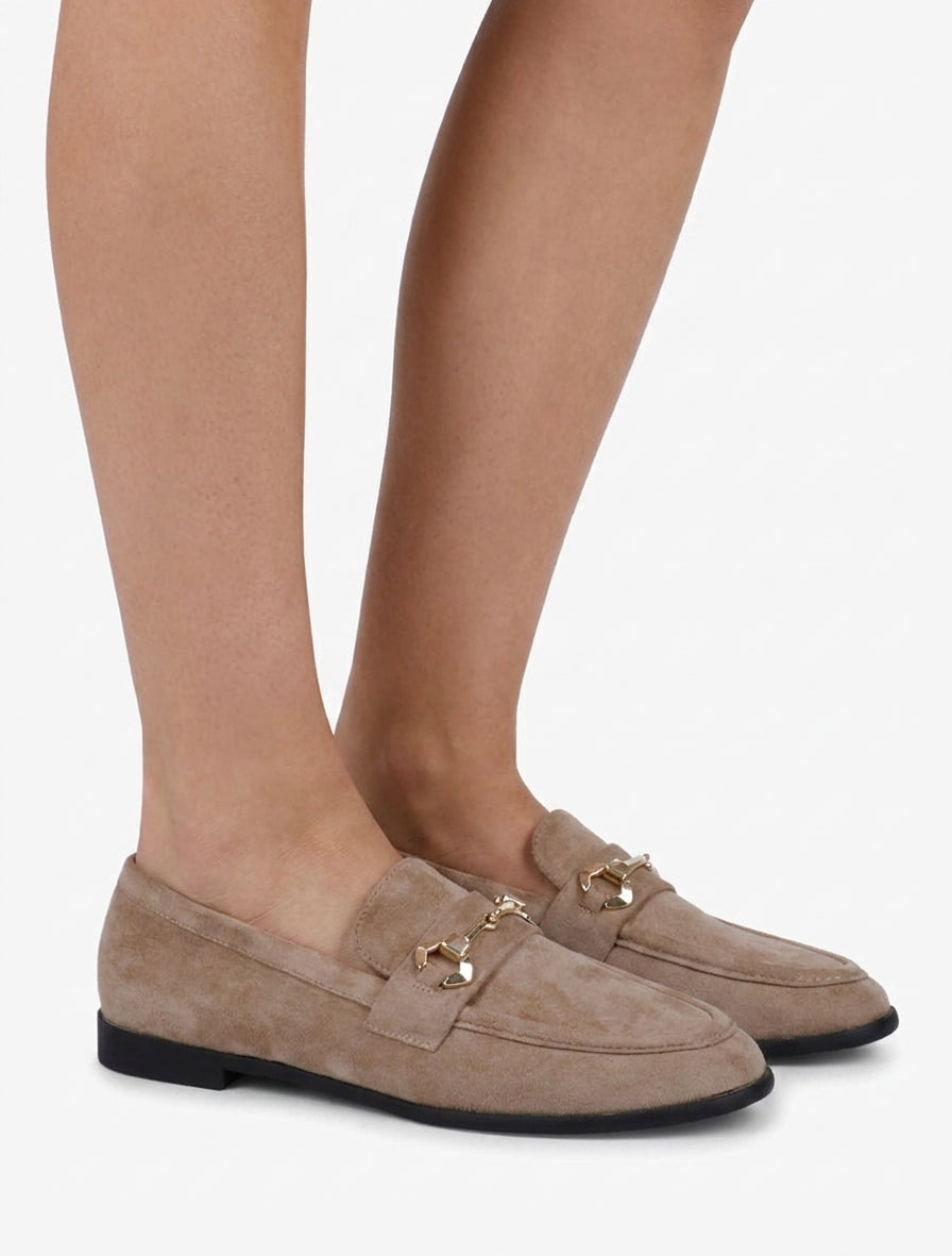 Mocasines de antelina con hebilla estilizada - Topo