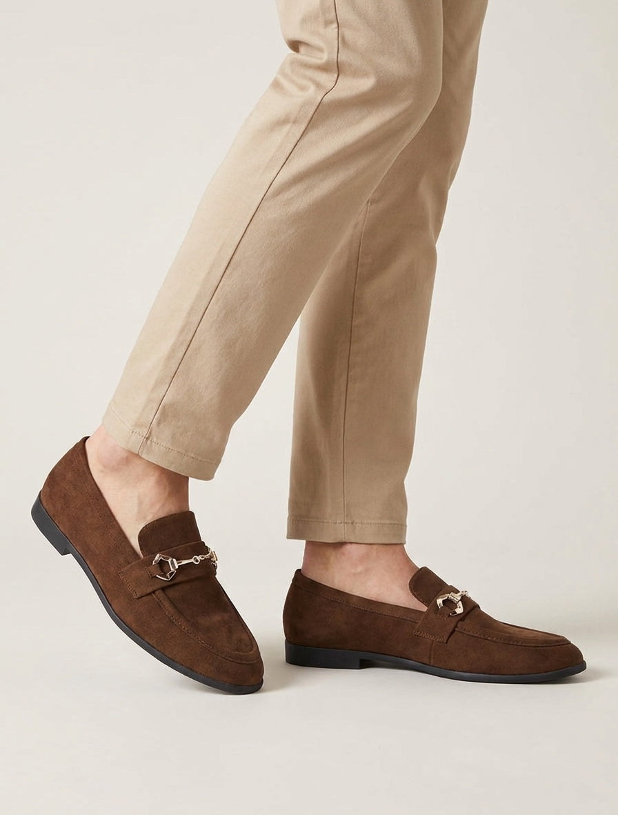 Mocasines de antelina con hebilla estilizada - Marrón