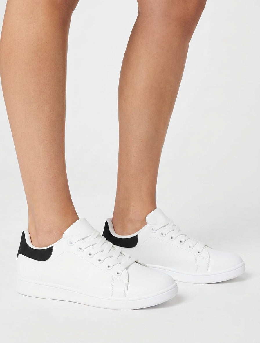 Zapatillas básicas con contrafuerte en contraste - Negro/blanco