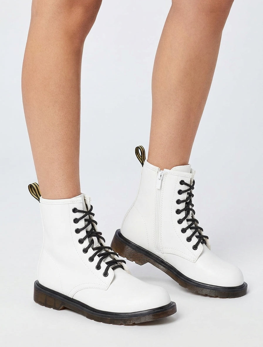 Botas altas con cordones de imitación. - Blanco