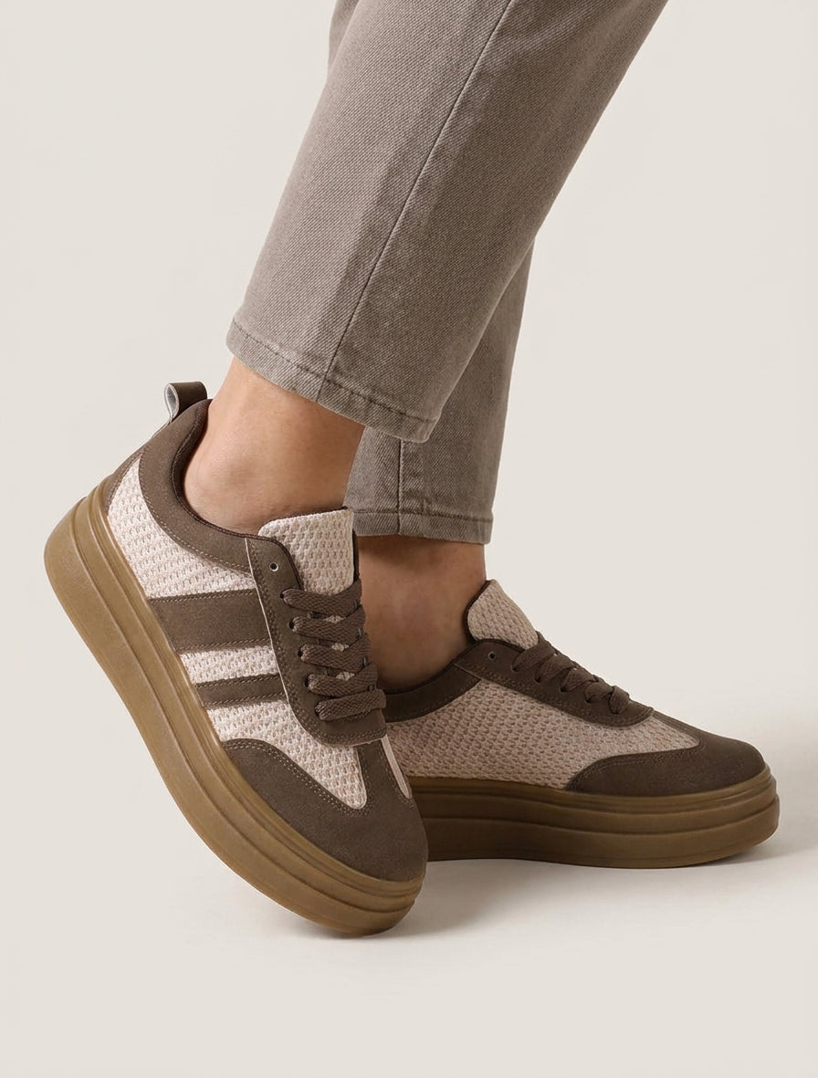 Zapatillas con paneles de malla y efecto nobuk. - Marrón