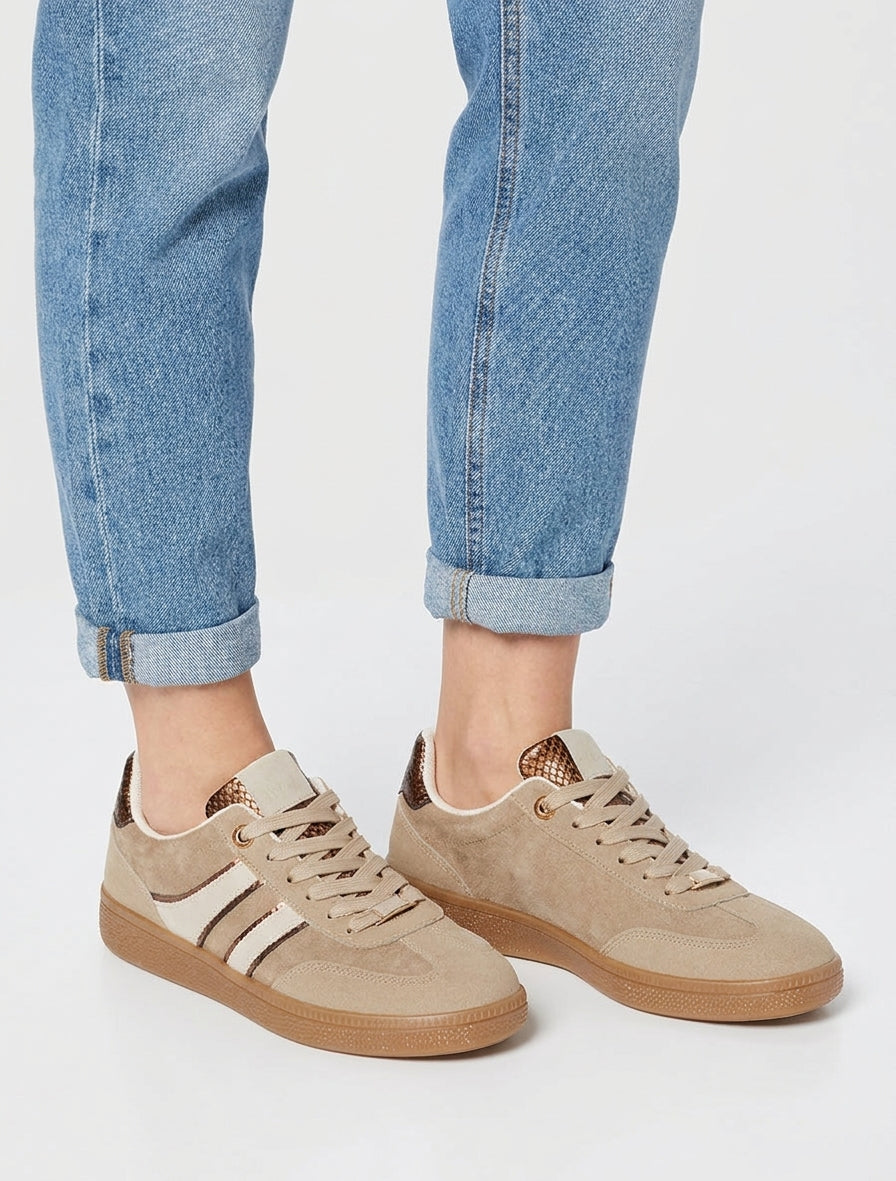 Zapatillas de gamuza con bandas y apliques de pitón. - Beis