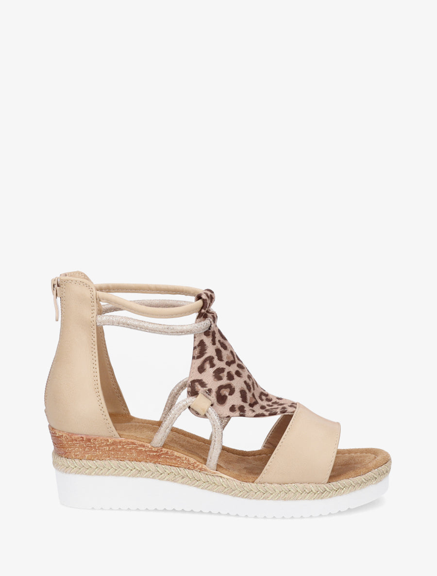 Sandalias de cuña con tira de estampado leopardo. - Beis