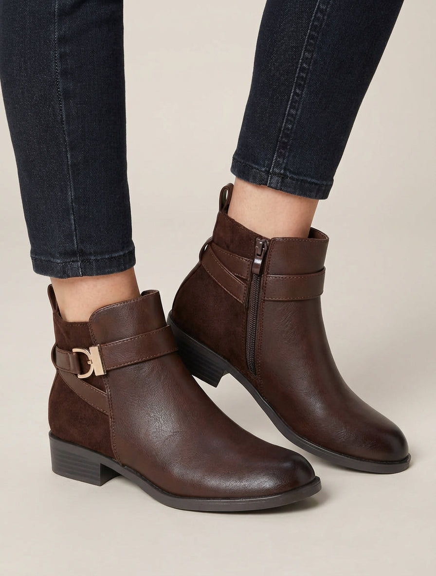 Botines bimaterial con hebilla metálica - Marrón