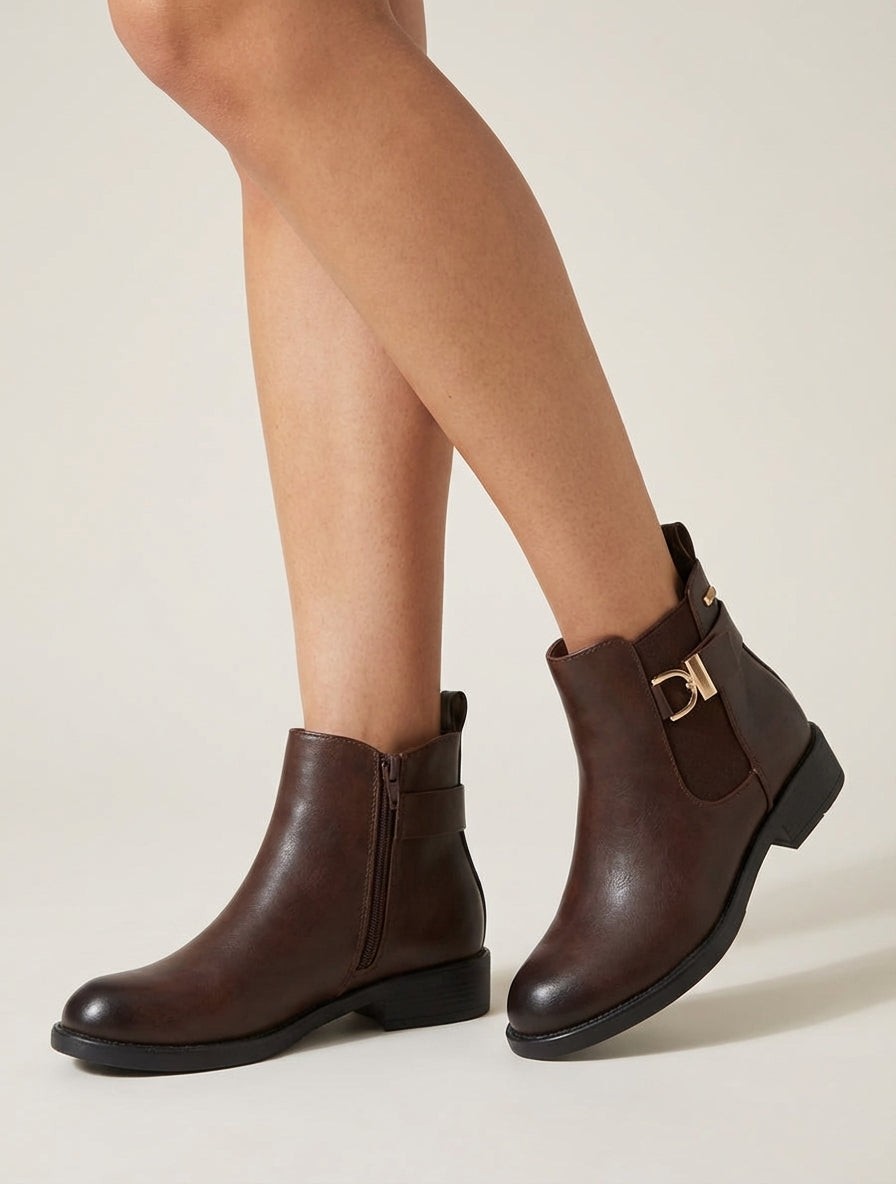 Botines con tobillo elástico y hebilla decorativa. - Marrón