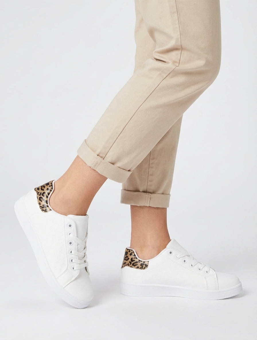 Zapatillas con estampado de cuadros y talón de leopardo. - Beis