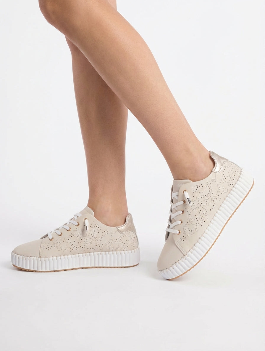 Zapatillas flexibles con patrones calados. - Beis