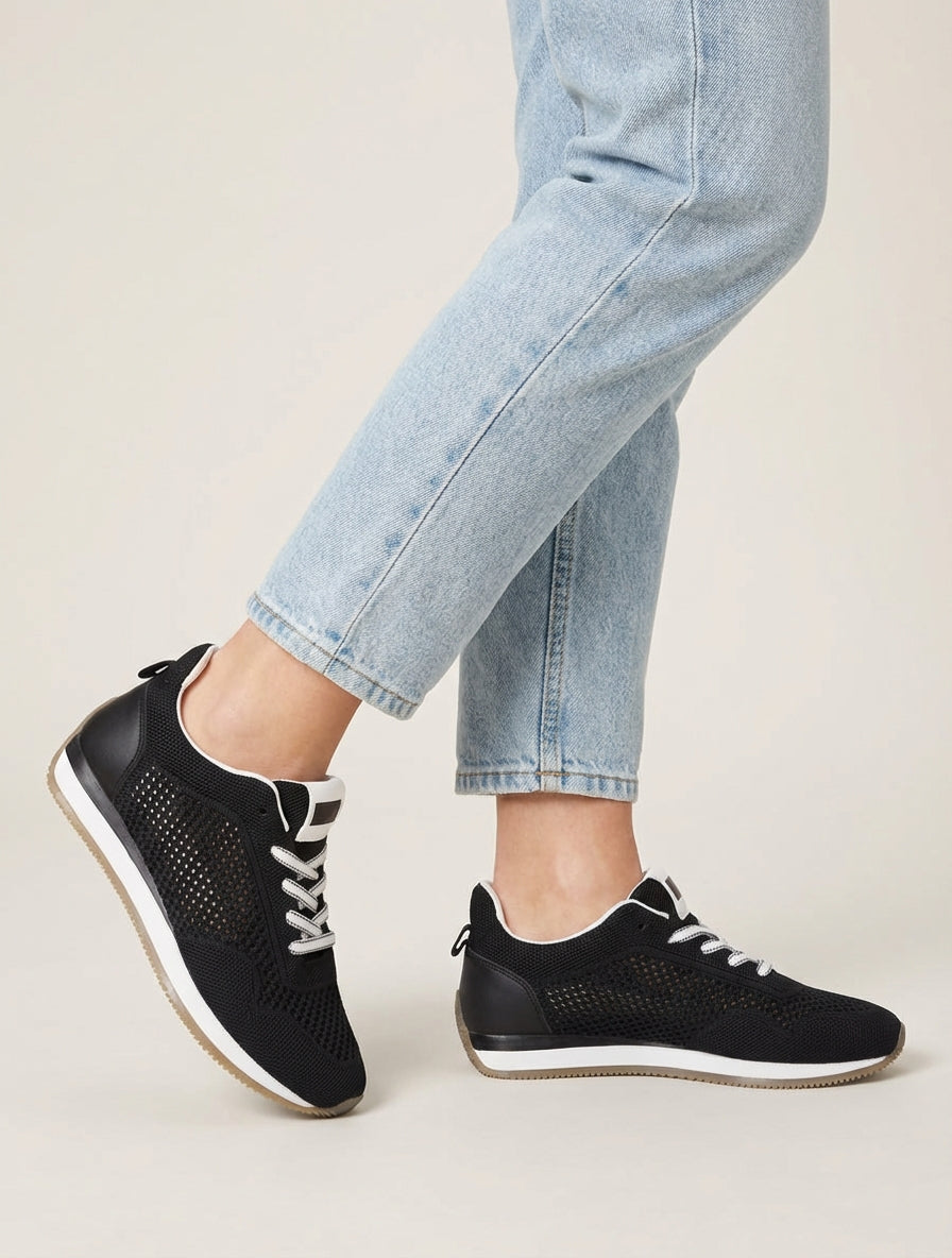 Zapatillas de tela calada. - Negro